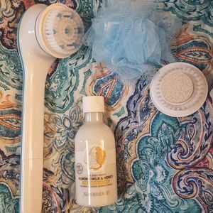 Brand New ~ Spa Set! W/ The Body Shop Shower Cream